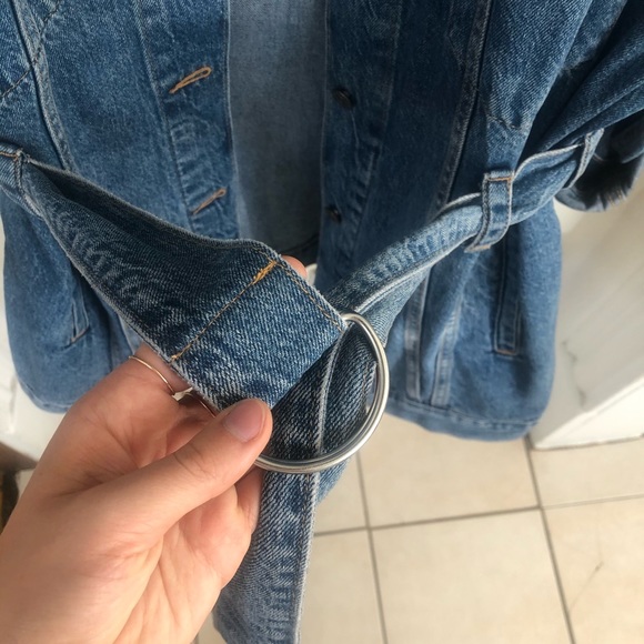 Levi’s Belted Trucker Jean Jacket - Picture 10 of 13